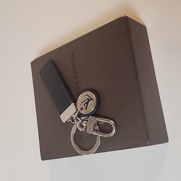 Louis Vuitton Taiga Porte Cles Neo Key Ring /Charm Black and Sliver - Picture 2 of 13